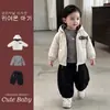 Conjunto infantil de otoño e invierno: Chamarra acolchada con capucha, estilo casual, con diseño tridimensional de peces, y pantalón a juego de pierna curva - un conjunto de tres piezas para niños pequeños