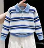 Roupas Infantis Coreanas 2026 Outono Nova Chegada Suéter de Tricô Azul com Listras e Gola Polo Conjunto de Calças Brancas Retas para Crianças