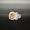 Anillo de Plata S925 Lujo Ligero Corte Flor de Hielo Diamante de Alto Carbono para Mujer Popular en Transmisiones en Vivo Moda Commuter Diamante Anillo para Uso Diario