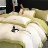 Xiangling Productos Premium Estilo Lujo Ligero Sensación de Alta Gama Bordado de Felpa de Leche Borde Ancho Juego de Cama de Cuatro Piezas Sábana Funda de Edredón Funda de Almohada Ropa de Cama