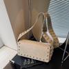 Bolsa de Mão Fashionable de Luxo Leve com Tachas para Mulheres Outono 2025 Nova Tendência de Nicho Retro Bolsa de Ombro Único para Axila