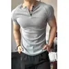 Camisa Henley Cinza Floral Slim Fit com Ajuste na Cintura Manga Curta Masculina de Verão Seda de Gelo Camiseta Muscular T-shirt Masculina Fitness Manga Curta