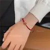 Pulseira de Corda Tecida Flor de Pessegueiro com Cristal de Morango para Mulheres 2024 Nova Moda Versátil Corda Vermelha Pulseira com Design de Nicho Ins