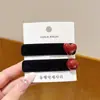 Pin de Terciopelo Rojo con Perlas de una Palabra Casual para Mujer 2025 Nuevo Pin Elegante Bb Pin para Mechones Laterales Flecos Accesorios para el Cabello de Otoño e Invierno