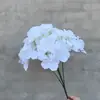Ramo falso de simulación de color blanco terminado con flores de seda artificial para boda, fila de flores de plástico, arreglo de boda de alta calidad