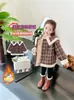 Jaqueta Peluciada Estilo Francês para Meninas Outono/Inverno 2026 Novo Estilo Xadrez Espesso Estiloso Infantil Roupas de Inverno para Bebê