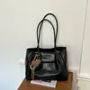 Bolso tote simple estilo coreano nuevo para otoño 2026, moderno y versátil, con una sensación de alta calidad, adecuado para ir al trabajo y se puede llevar debajo del brazo