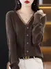 Camisa de Renda com Decote V para Mulheres Outono 2025 Novo Look Emagrecedor Top que Cobre a Barriga Tamanho Grande Suéter de Tricô Vermelho
