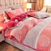 Set de cuatro piezas de terciopelo de leche bordado tridimensional engrosado para otoño e invierno, con un diseño fresco y elegante, cálido terciopelo de copo de nieve y un juego de tres piezas de terciopelo para bebé