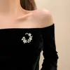 Broche de Perla y Flor Pin de Corsage de Alta Gama para Mujer Diseño de Nicho Lujo Elegante Accesorios Versátiles para Traje y Abrigo