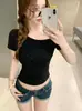 Chica Sexy Sale a la Calle con una Sexy Blusa Descubierta, Nueva Blusa de Verano para Mujer de Manga Corta, Ajustada, con Pedrería, de un Solo Hombro