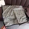 Bufanda de Seda Cuadrada Estampado de Leopardo Clásico de Moda Chal de Sentido Avanzado Protección Solar para el Cuello Bufanda Cuadrada Pequeña Bufanda para Mujer