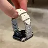 Adecuado para Correa de Smartwatch Apple Watch S11/10, Correa de Muñeca de Cuero Rugoso Incrustada de Diamantes Metálicos 12