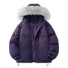 Opciones de logo personalizables disponibles para esta chaqueta unisex de algodón, holgada, con capucha y engrosada, perfecta para parejas.. Presenta un cuello de piel sintética y viene en colores lisos