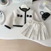 Conjunto de Duas Peças Cardigan Jaqueta + Saia Estilo Pequeno Chanel para Meninas Primavera e Outono 2026 Jaqueta Elegante para Bebê e Saia Curta