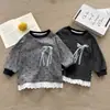 Nueva camiseta de manga larga de otoño e invierno para niñas, con un dulce diseño de princesa con encaje y lunares, un suave top de forro polar para niñas pequeñas