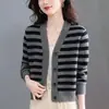 26 Novo cardigã de tricô listrado retrô, uma peça versátil e fashion para primavera e outono, com um design solto e estiloso que te deixa mais jovem. Suéter feminino