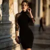Vestido Longo Elegante de Manga Longa com Gola Alta e Tela Transparente, Novo Modelo da Moda Europeia e Americana, Slim-Fit, para Festas Noturnas