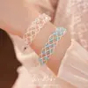 Pulseira oca aberta em trama cruzada com contas, fresca e estilosa, elegante e luxuosa, joia de nicho e sofisticada