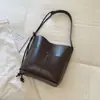 Bolso cubo de color sólido, minimalista y práctico para mujer, nueva colección otoño 2026, con un diseño elegante y chic, perfecto para el uso diario