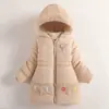 Chaqueta de algodón acolchada engrosada para niñas de invierno con gorro de felpa con capucha, ropa exterior cálida para bebés, ropa de algodón para niños estilo coreano con bordado floral