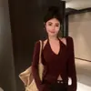 Camiseta de Manga Larga con Diseño Estilo Chica Picante Roja, Falso Dos Piezas, Cuello Halter para Mujer, Top Básico Ajustado de Nicho Otoñal