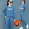 Conjunto de dos piezas para mujer de otoño e invierno: sudadera holgada de estilo casual con estampado de letras y cuello redondo de manga larga, y pantalón de chándal ajustado