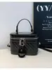 Bolso de mano pequeño de lujo ligero transfronterizo para mujer, nuevo modelo de otoño 2026, patrón tejido, versátil y moderno, bolso cuadrado pequeño de un solo hombro y cruzado