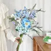 Florista Cria Buquês de Flores Artificiais de Luxo para Decoração de Sala de Estar em Casa, Flores de Mão para Temporada de Formatura e Adereços para Fotografia