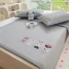 Conjunto de Três Peças de Tapete Gelado Macio Bordado de Alta Qualidade Classe A, Conjunto de Duas Peças Macaron para Dormitório, Lençol de Cama de Verão Lavável à Máquina