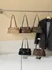 Bolso de hombro de gamuza con estampado de leopardo 2026, retro y elegante, versátil para el trabajo, y se puede llevar como bolso de mano o bolso Boston