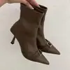 Botines de tacón alto estilo francés con punta afilada y hebilla metálica decorada, diseño estilizado y minimalista para otoño e invierno, con cremallera trasera, adecuados para ir al trabajo y con una parte superior elástica de color nude.