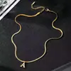 Colar com Pingente de Letra Inglesa em Aço Titânio Banhado a Ouro Real 18K, Design de Nicho, Joia Acessório Simples e de Alto Padrão para Mulheres