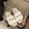 Chinelos peludos planos estilosos estilo Birkenstock para mulheres, nova coleção outono/inverno 2026, sandálias slip-on de pelúcia super populares e versáteis