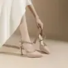 Zapatos de tacón alto de punta con tachuelas de color nude, con tacón grueso y plataforma impermeable, con una sola tira, que exudan un ambiente de socialité, cómodos y no cansan los pies, Nuevo modelo 2026