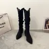 Abertura Grande para Panturrilha Corte em V Botas de Montaria Longas Femininas 2026 Outono/Inverno Novas Salto Grosso Bico Fino Recorte Chelsea Western Cowboy Botas Plissadas