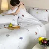 Conjunto de Quatro Peças Bordado em Gaze de Camada Dupla de Algodão Puro Fresco e Simples Estilo Desenho Animado Cobertura de Edredom Infantil 100% Algodão, Lençol de Cima, Lençol de Elástico para Cama de Solteiro, Jogo de Cama