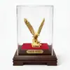 Adorno de Águila Dorada de Terciopelo con Cubierta Acrílica para Decoración de Oficina y Hogar, Decoración Artesanal Atractora de Riqueza al por Mayor