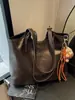 Bolsa Tote Casual Versátil con Colgante de Muñeca de Gran Capacidad, Nueva para Otoño e Invierno 2025, Bolso de Hombro/Axila Simple a la Moda