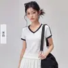 Roupas de Yoga Secagem Rápida Amigável à Pele Patchwork Color Block Manga Curta Camiseta Fitness Modeladora Corrige Ombros Fashionável Grande Decote V Treinador de Tênis
