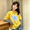Camiseta de manga comprida para meninas, coleção outono 2026, nova e estilosa camada base para primavera e outono, design falso de duas peças, blusa de algodão puro para crianças mais velhas
