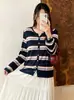 Cárdigan de punto a rayas con cuello en V para mujer talla grande, estilo otoño 2026, estilo fino y suave, chaqueta adelgazante para mujeres talla grande