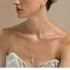 25 Collares de Botella Nuevos en Relieve, Modernos y Versátiles Collares de Suéter de Gama Alta, Colgantes de Diseño de Nicho de Lujo Accesible para Mujeres