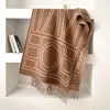 Bufanda Vintage de Borde con Letra Doble Cara de Cachemira Sintética para Mujer, Versátil Chal Cálido con Borlas para Otoño e Invierno, Venta al por Mayor