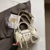 Bolsa de Couro Amassado Estilo Retrô Americano para Axila de Motociclista Estilo Garota Popular Rebites Metálicos Bolsa Almofada Versátil para o Dia a Dia Bolsa Transversal Feminina