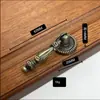 Manijas Antiguas Populares de Aleación de Zinc Estilo Chino para Puertas y Cajones de Gabinetes, Manijas de Bronce Electrochapado de Agujero Único/Doble para Gabinetes de Muebles en Stock