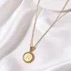 Collar con Colgante Redondo Pequeño Blanco Estilo Coreano de Lujo Ligero con 26 Letras Inglesas para Mujer, Moda Minimalista Versátil Lujo Ligero