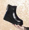 Botas Martin de cuero suave con suela gruesa, botas cortas cómodas de punta redonda con forro de felpa para invierno 2026, botas de algodón para mujer que aumentan la altura, nuevas botas Martin para mujer