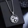 2026 Novo Estilo Estilo Chinês Forma de Flor Padrão Taiji Yin-Yang Colar Pingente Redondo para Homens, Corrente de Suéter Personalizada de Aço Titânio para Mulheres
