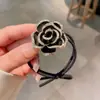 Nuevo coletero negro estilo coreano con camelia y pedrería, moderno y versátil, simple accesorio para el cabello de banda elástica floral